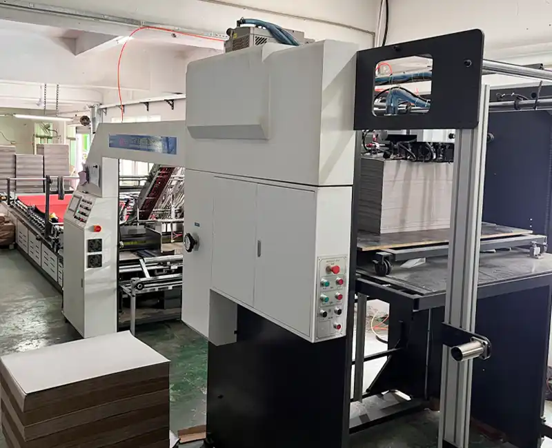 Automated mounting machine for paper and corrugated board bonding.