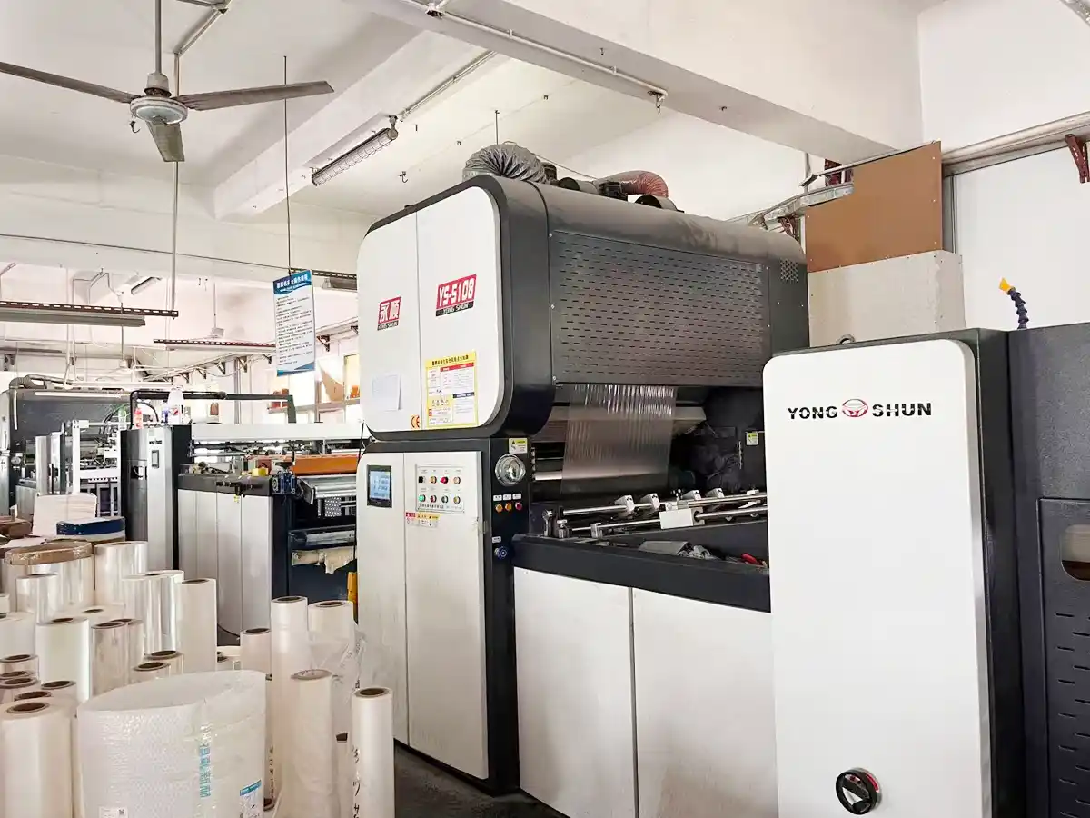 Automatic lamination machine in packaging factory for paper box production