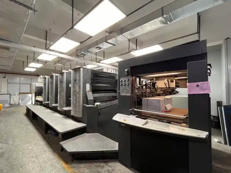 Offset printing press machine in a packaging factory